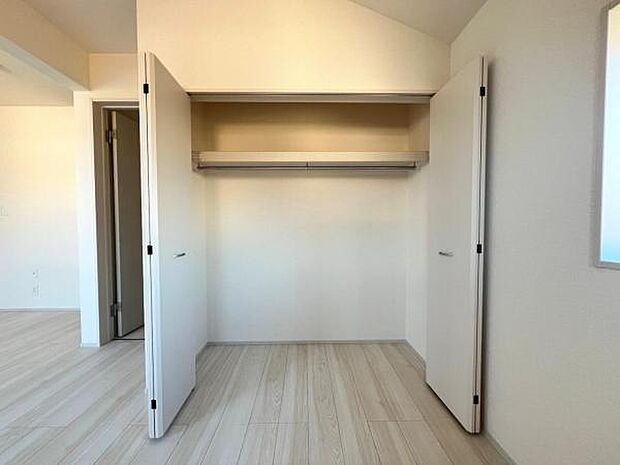 中の物を確認しやすく、取り出しやすい収納スペース。お部屋を広々とお使いいただけます。