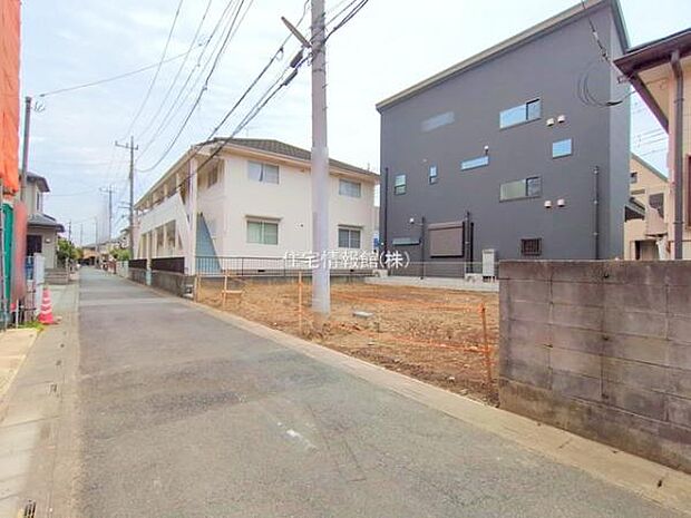 前面道路を含めた現地写真です。