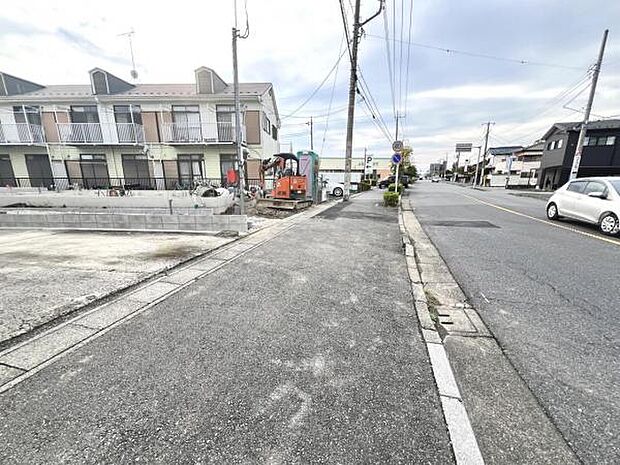 前面道路を含めた現地写真です。