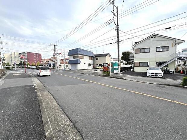 前面道路は幅員約16mございます。
