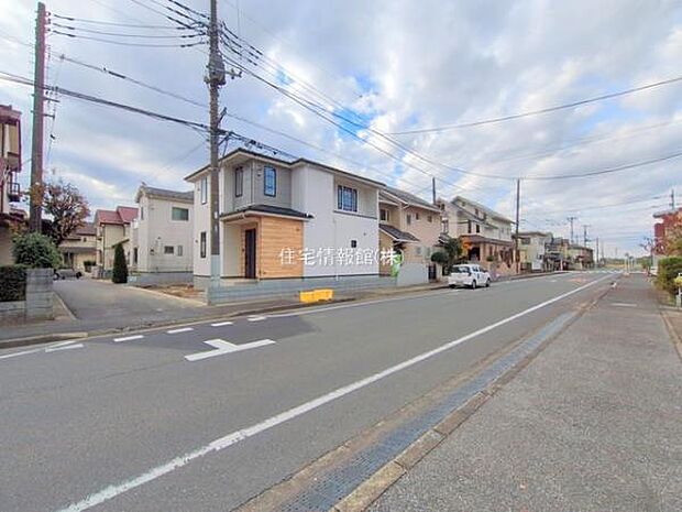 前面道路を含めた現地写真です。