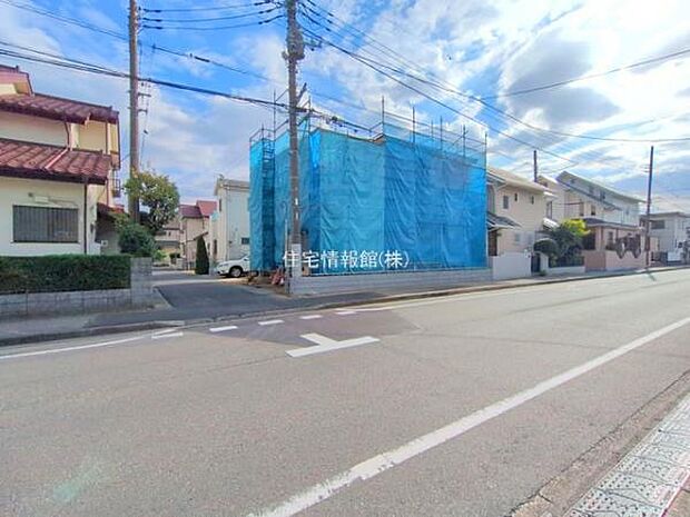 前面道路を含めた現地写真です。