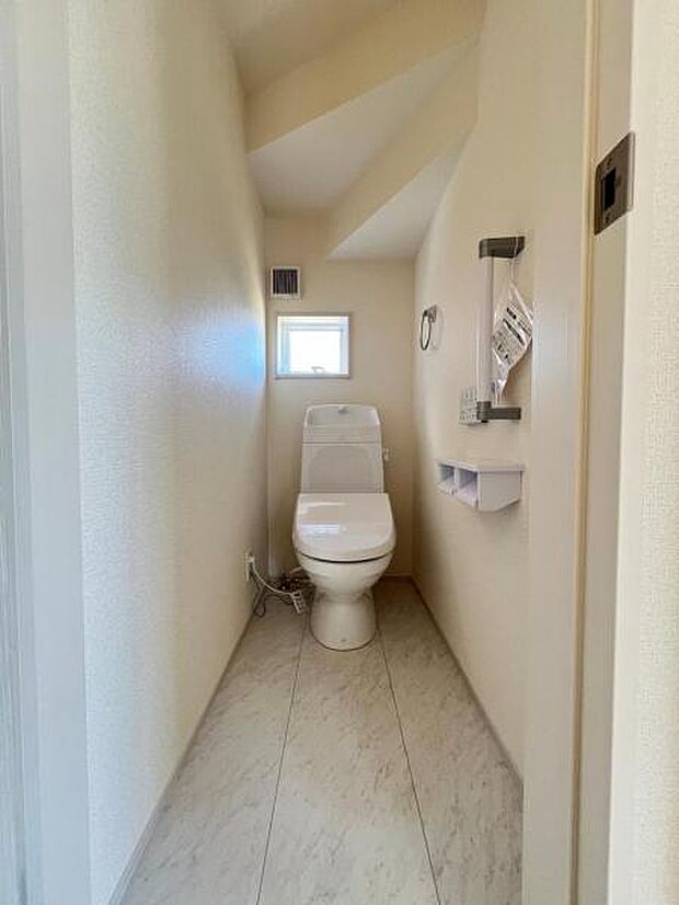 シャワー洗浄機能付のトイレは、清潔感が印象的な空間ですね。