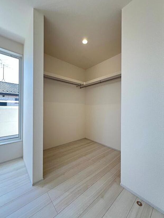 ウォークインクローゼットがあり収納スペースも豊富。季節物もスッキリ片付きそうです。