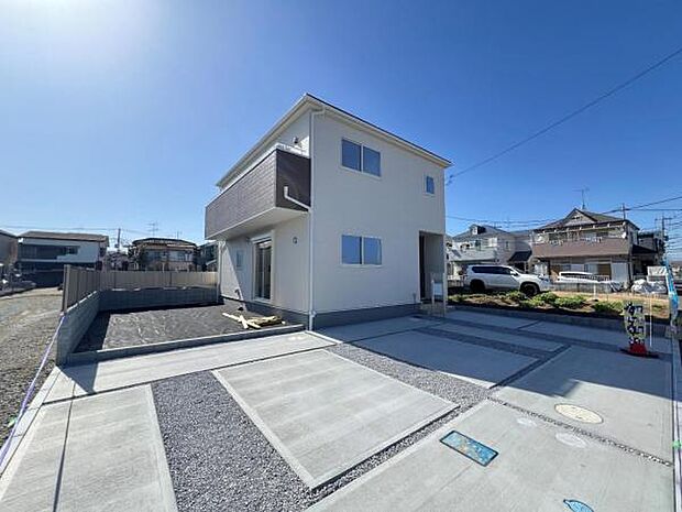 前面道路を含めた現地写真です。ぜひ周辺環境も併せてご覧ください。