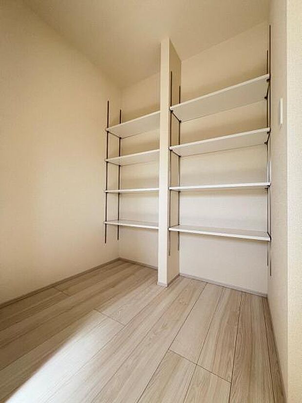 キッチンがすっきり片付くパントリー収納です