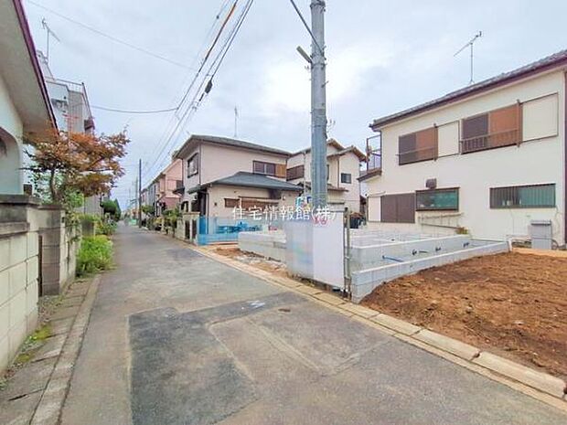 前面道路を含めた現地写真です。