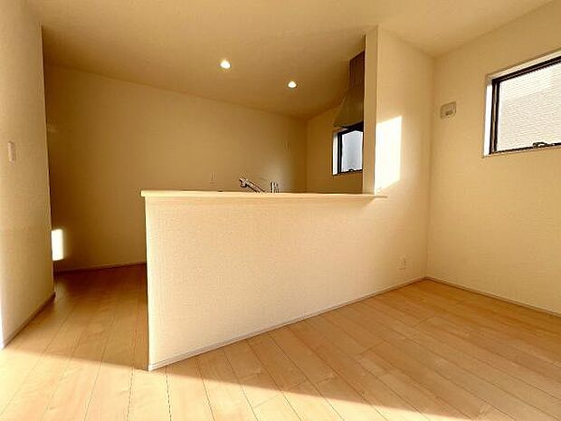 お食事中もキッチンと会話が楽しめるダイニングスペース。