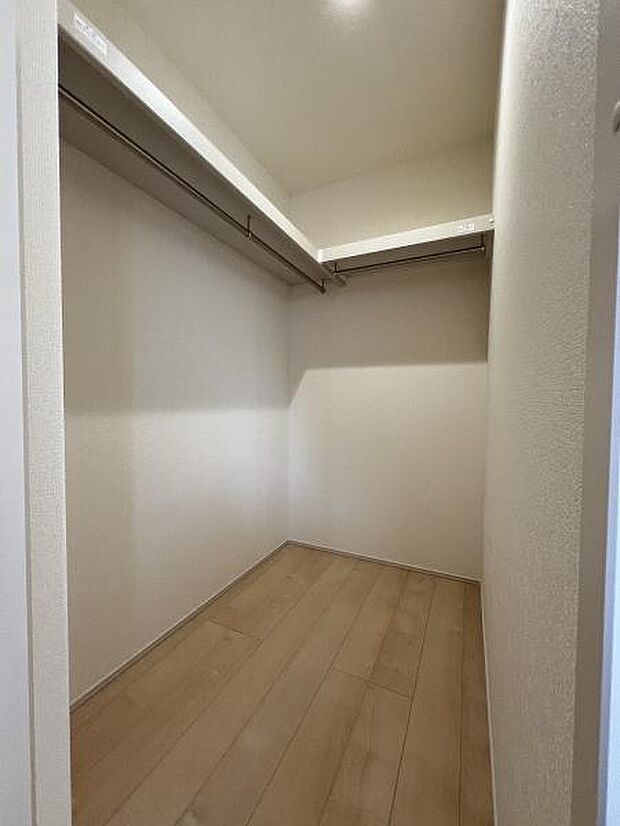 ウォークインクローゼットがあり収納スペースも豊富。季節物もスッキリ片付きそうです。