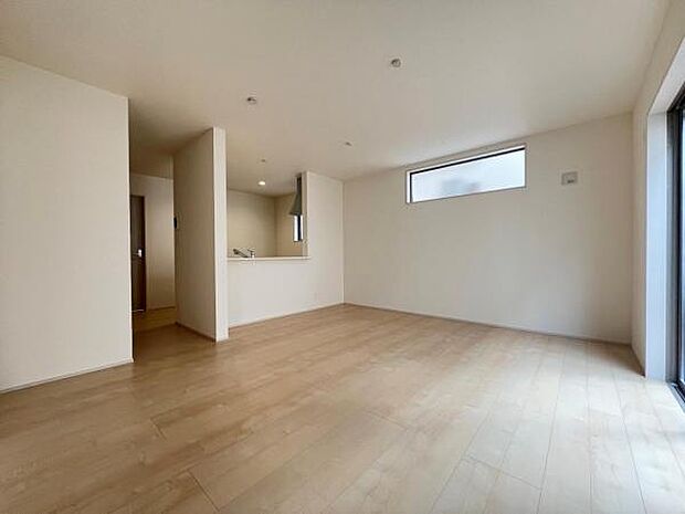 お食事中もキッチンと会話が楽しめるダイニングスペース。