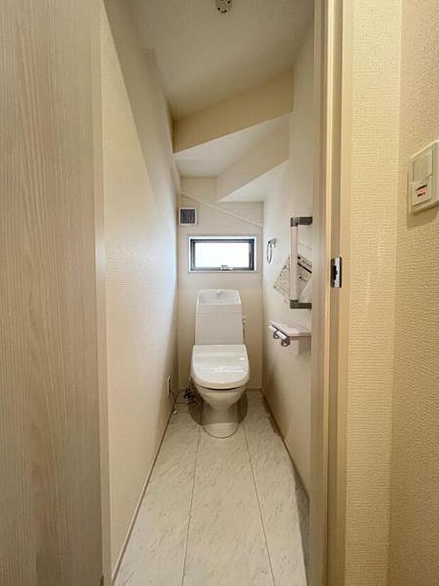 シャワー洗浄機能付のトイレは、清潔感が印象的な空間ですね。