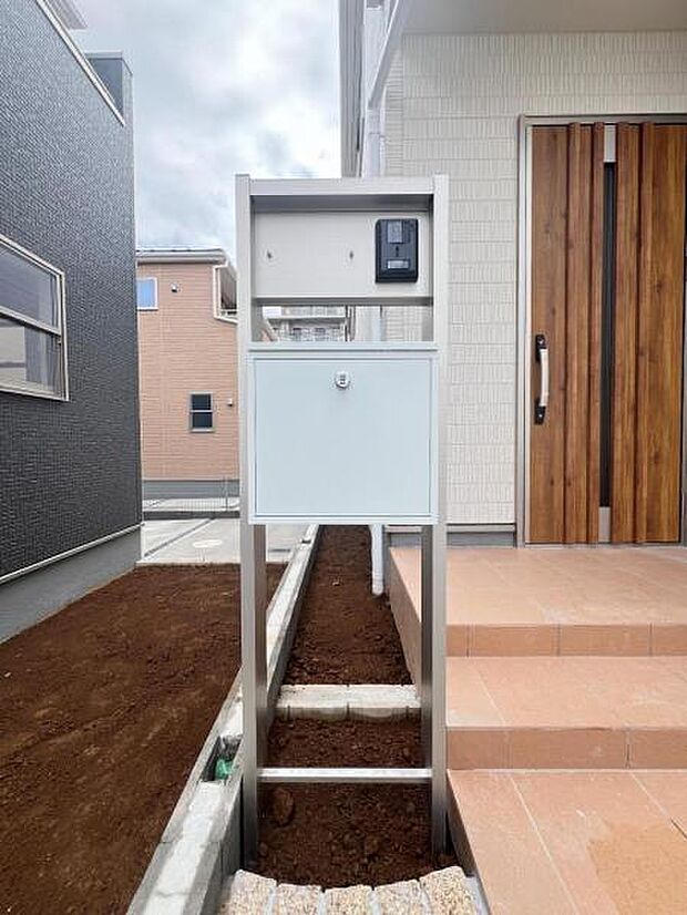 TVドアホンとポストが付いた門柱です。