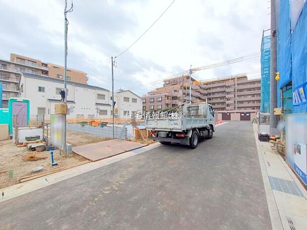 前面道路を含めた現地写真です。