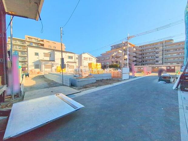 前面道路を含めた現地写真です。