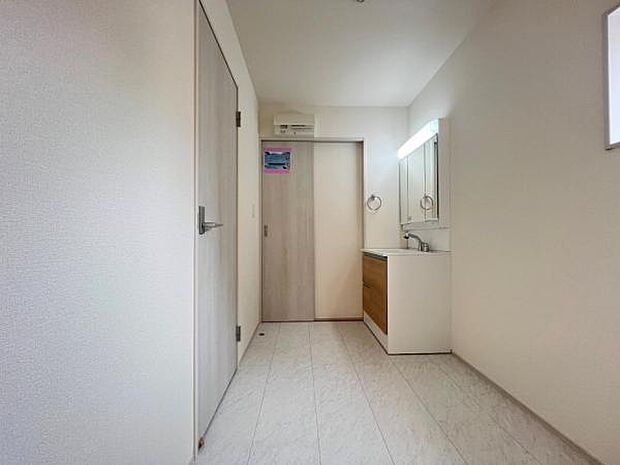 快適で清潔感がある脱衣スペースです。