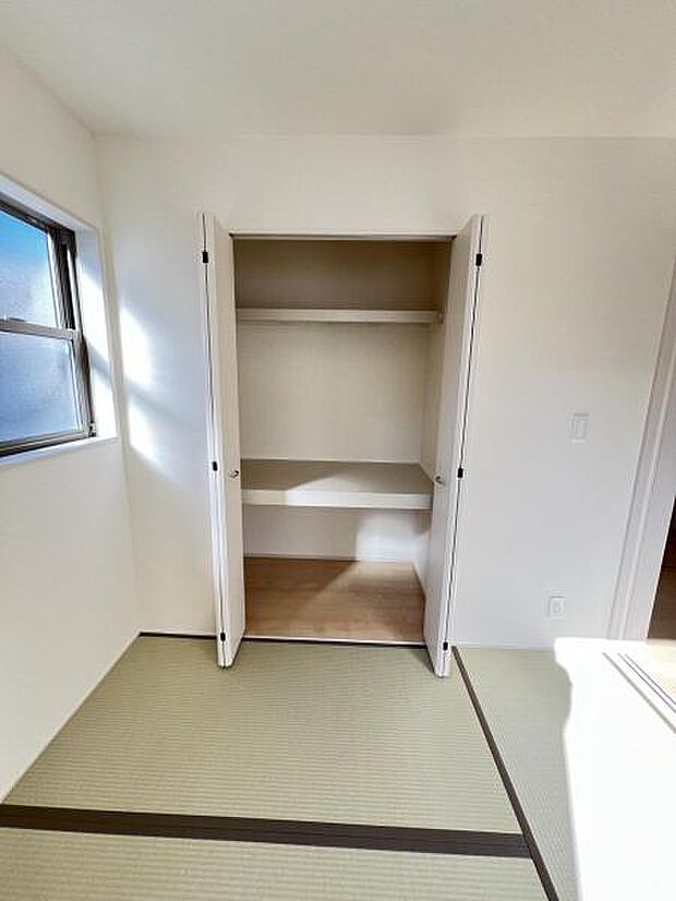 いつでもお部屋をスッキリお使い頂ける収納スペースを設置。