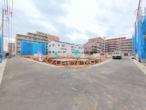 前面道路を含めた現地写真です。