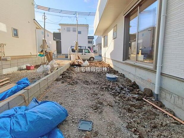 前面道路を含めた現地写真です。