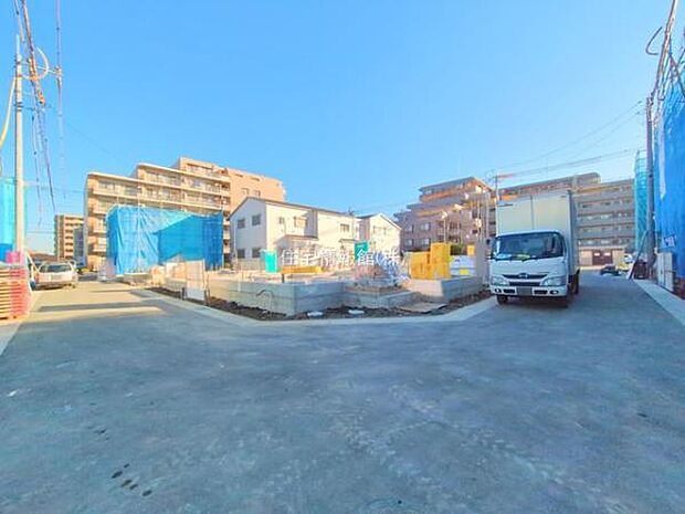 前面道路を含めた現地写真です。