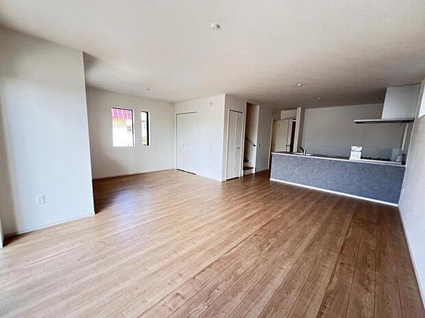 お食事中もキッチンと会話が楽しめるダイニングスペース。