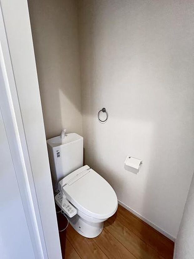 シャワー洗浄機能付のトイレは、清潔感が印象的な空間ですね。