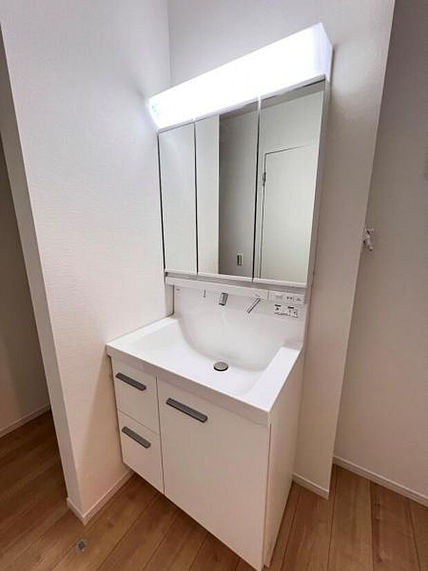 洗面化粧台です。朝の身支度から1日が始まります。