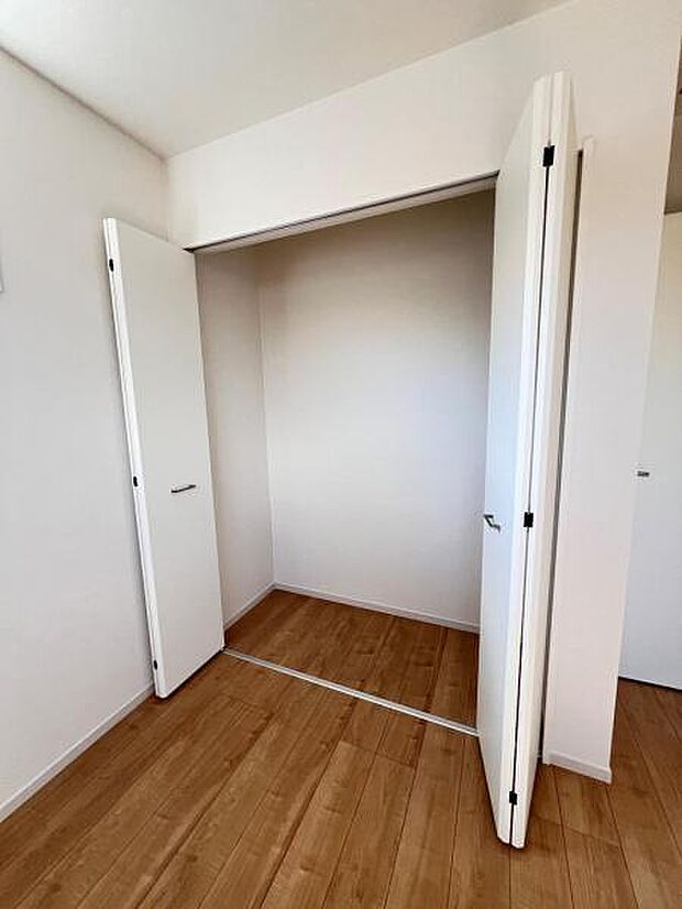 いつでもお部屋をスッキリお使い頂ける収納スペースを設置。