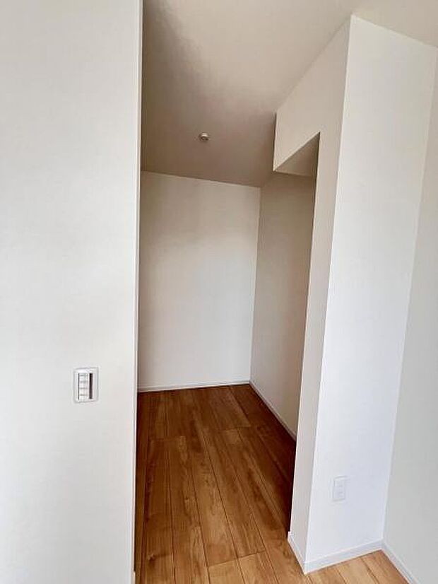 ウォークインクローゼットがあり収納スペースも豊富。季節物もスッキリ片付きそうです。