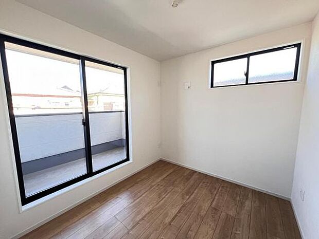 木の温もりが優しいフローリングの収納スペース付き洋室です。