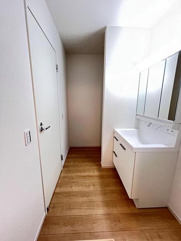 快適で清潔感がある脱衣スペースです。