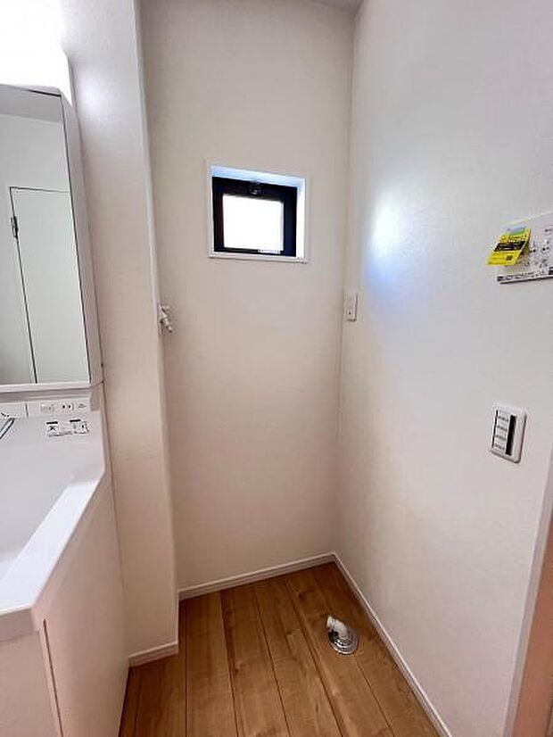 独立洗面台の横にはランドリースペースがございます。