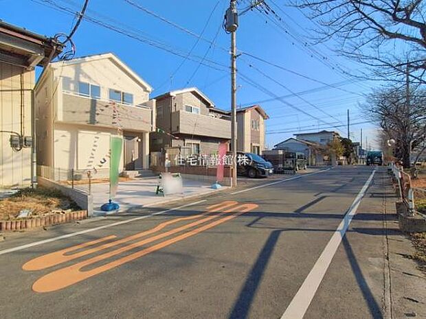 前面道路を含めた現地写真です。