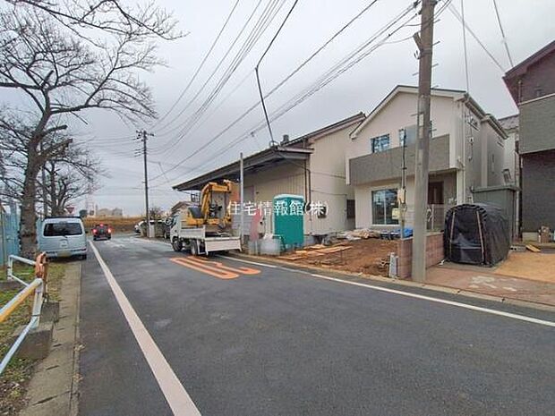 前面道路を含めた現地写真です。