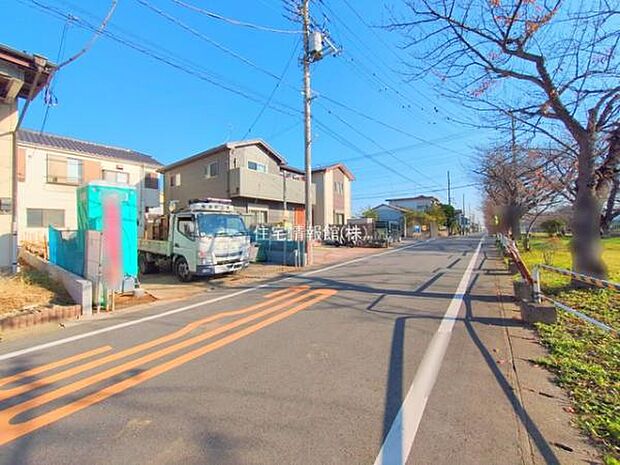 前面道路を含めた現地写真です。
