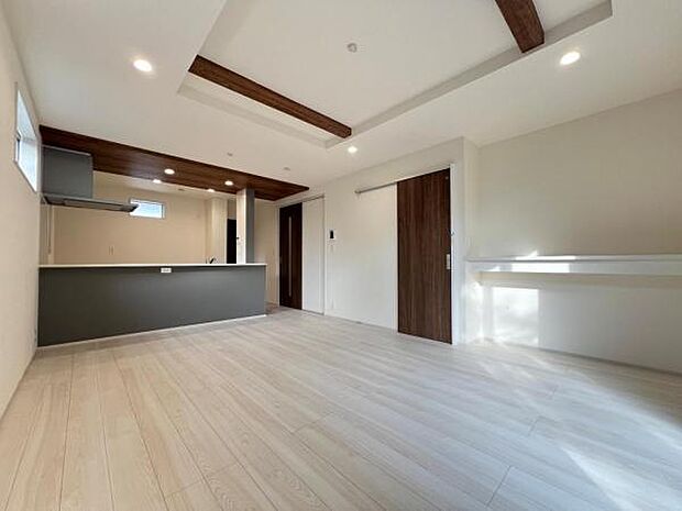 お食事中もキッチンと会話が楽しめるダイニングスペース。