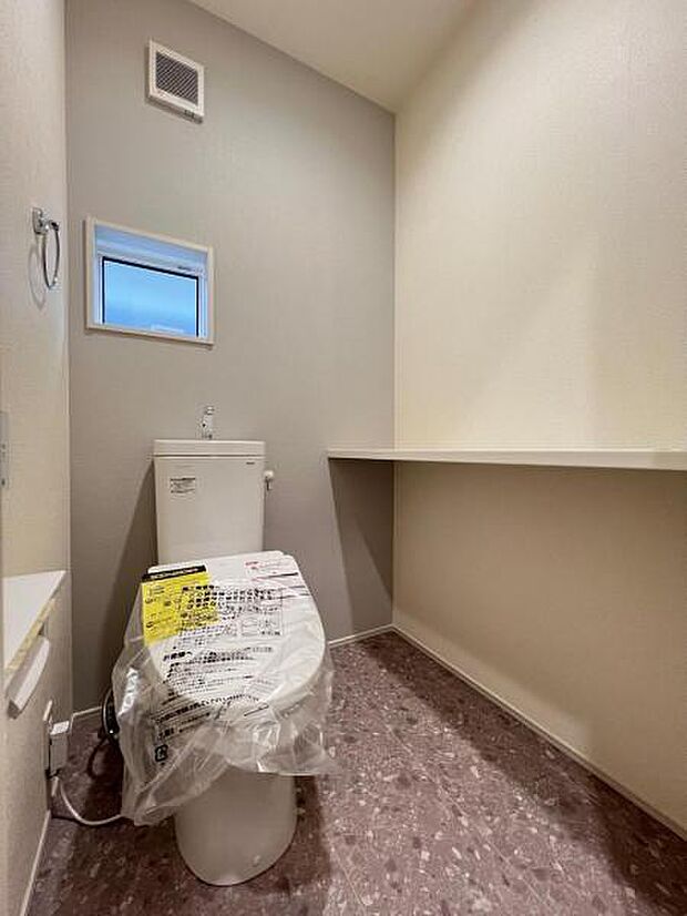 シャワー洗浄機能付のトイレは、清潔感が印象的な空間ですね。