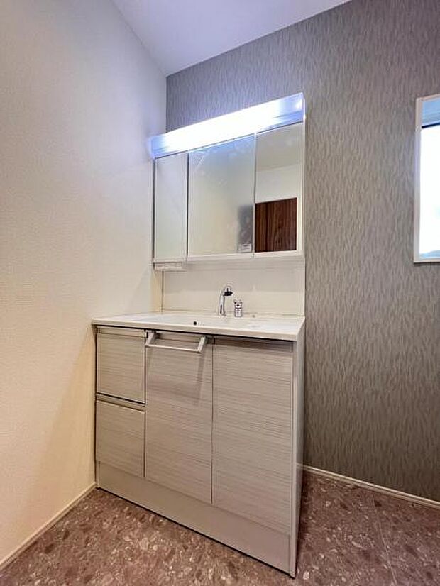 洗面化粧台です。朝の身支度から1日が始まります。