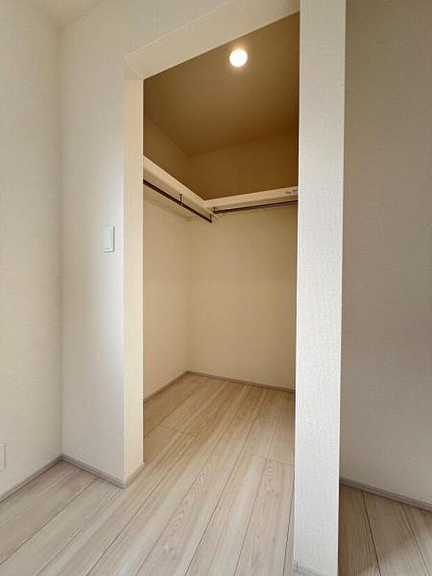 ウォークインクローゼットがあり収納スペースも豊富。季節物もスッキリ片付きそうです。