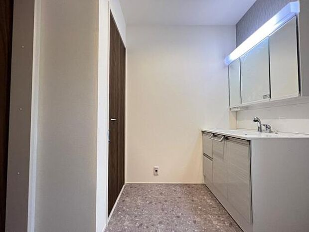 快適で清潔感がある脱衣スペースです。