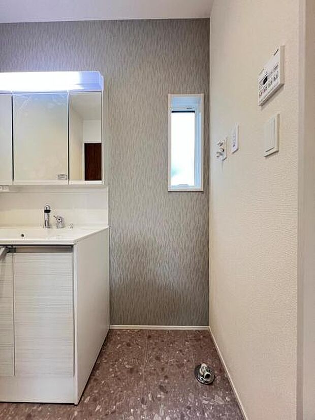 独立洗面台の横にはランドリースペースがございます。