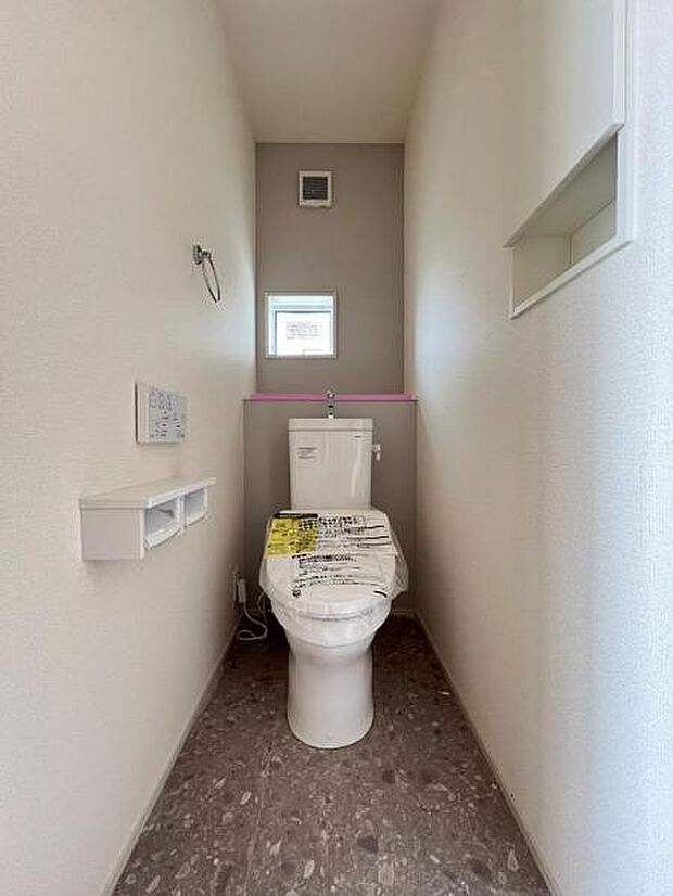 シャワー洗浄機能付のトイレは、清潔感が印象的な空間ですね。