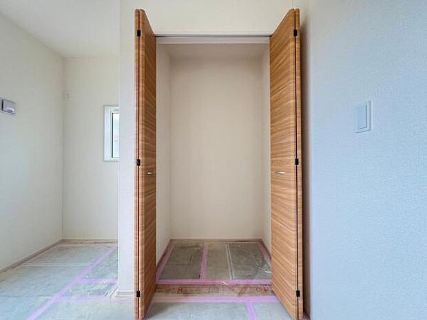 中の物を確認しやすく、取り出しやすい収納スペース。お部屋を広々とお使いいただけます。