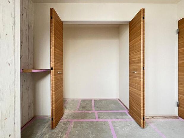 いつでもお部屋をスッキリお使い頂ける収納スペースを設置。