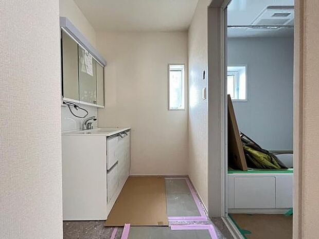 快適で清潔感がある脱衣スペースです。