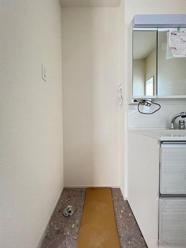 独立洗面台の横にはランドリースペースがございます。