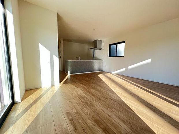 お食事中もキッチンと会話が楽しめるダイニングスペース。