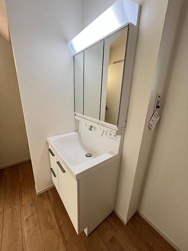 洗面化粧台です。朝の身支度から1日が始まります。