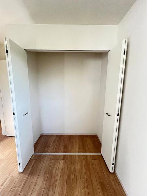 いつでもお部屋をスッキリお使い頂ける収納スペースを設置。