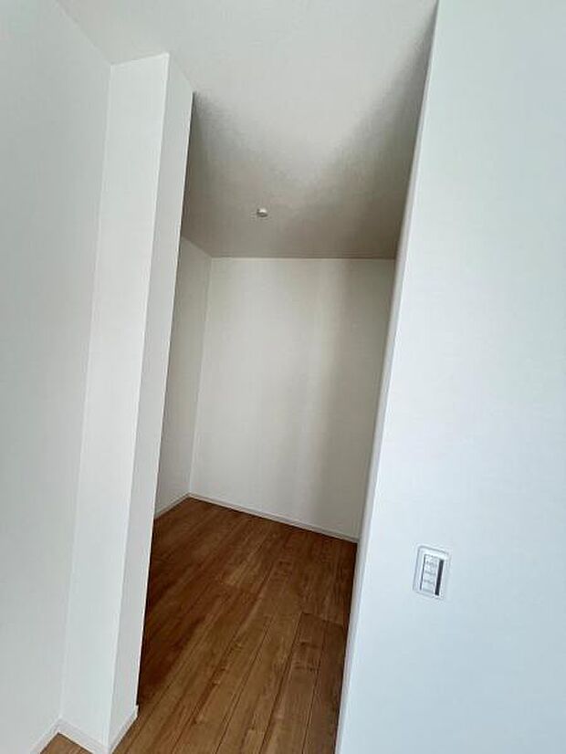 ウォークインクローゼットがあり収納スペースも豊富。季節物もスッキリ片付きそうです。