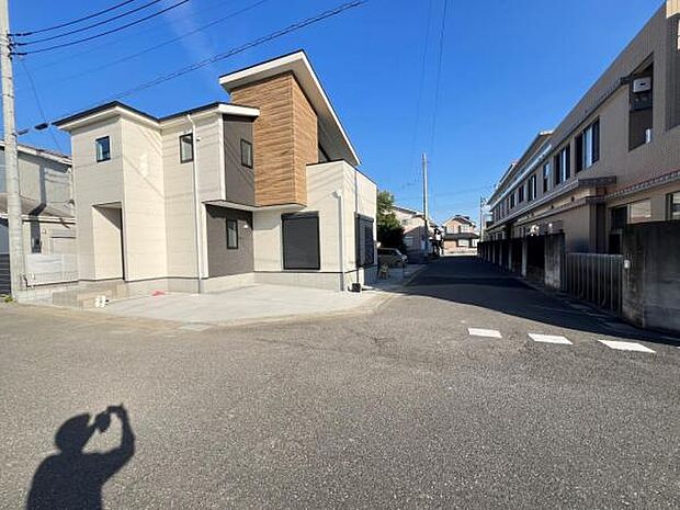 前面道路を含めた現地写真です。